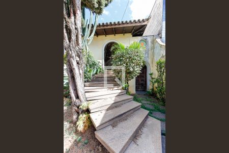 Casa à venda com 700m², 4 quartos e 6 vagasEscada Entrada