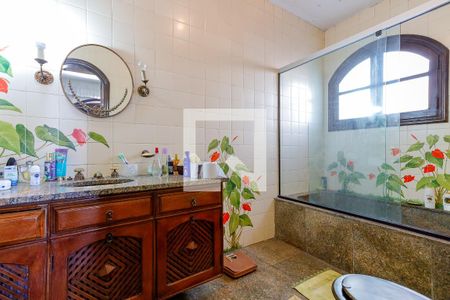 Casa à venda com 700m², 4 quartos e 6 vagasBanheiro da Suíte 1