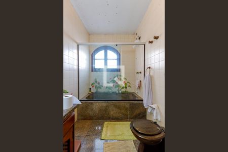 Casa à venda com 700m², 4 quartos e 6 vagasBanheiro da Suíte 1