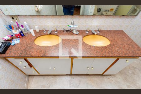 Casa à venda com 384m², 3 quartos e 2 vagasDetalhe - Banheiro da Suíte