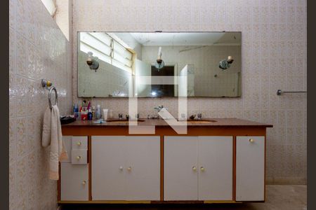 Casa à venda com 384m², 3 quartos e 2 vagasBanheiro da Suíte