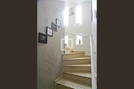 Casa à venda com 250m², 4 quartos e 6 vagas Casa à venda com 250m², 4 quartos e 6 vagasEscada