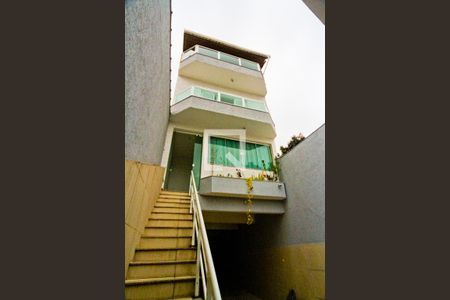 Casa à venda com 250m², 4 quartos e 6 vagas Casa à venda com 250m², 4 quartos e 6 vagasFachada