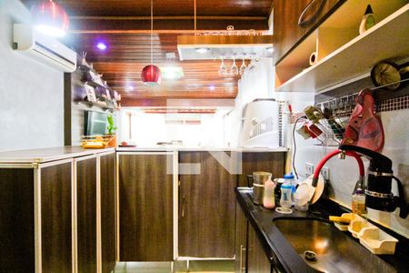 Casa à venda com 250m², 4 quartos e 6 vagas Casa à venda com 250m², 4 quartos e 6 vagasEdícula - Cozinha