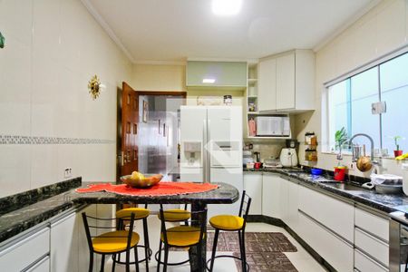 Casa à venda com 250m², 4 quartos e 6 vagas Casa à venda com 250m², 4 quartos e 6 vagasCozinha
