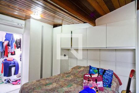 Casa à venda com 250m², 4 quartos e 6 vagas Casa à venda com 250m², 4 quartos e 6 vagasEdícula - Quarto 2