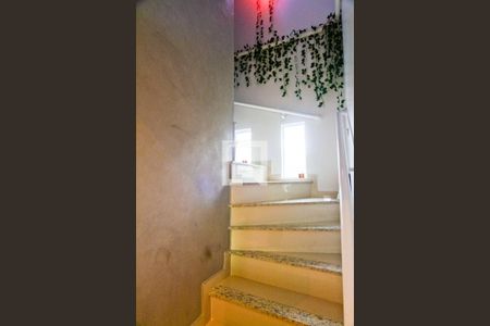 Casa à venda com 250m², 4 quartos e 6 vagas Casa à venda com 250m², 4 quartos e 6 vagasEscada