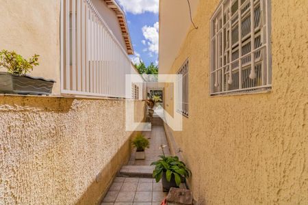 Casa à venda com 288m², 2 quartos e 5 vagas Casa à venda com 288m², 2 quartos e 5 vagasCorredor lateral