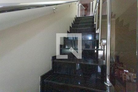 Casa à venda com 225m², 3 quartos e 1 vaga Casa à venda com 225m², 3 quartos e 1 vagaEscada 2