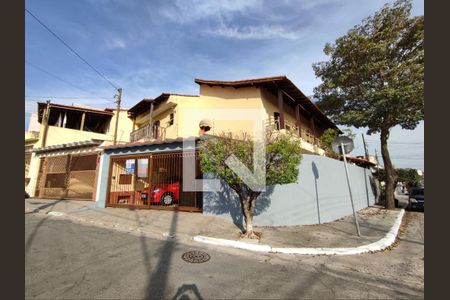 Casa à venda com 210m², 3 quartos e 2 vagas Casa à venda com 210m², 3 quartos e 2 vagasFachada