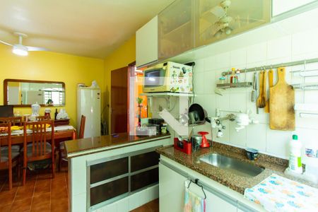 Casa à venda com 205m², 5 quartos e 2 vagas Casa à venda com 205m², 5 quartos e 2 vagasCozinha