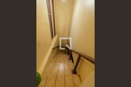 Casa à venda com 235m², 4 quartos e 2 vagasEscada da garagem