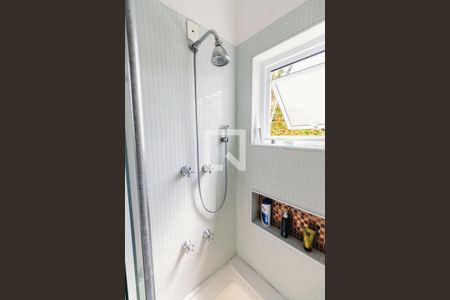 Casa à venda com 350m², 3 quartos e 6 vagasBanheiro da Suíte 3 Chuveiro