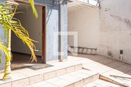 Casa à venda com 366m², 4 quartos e 2 vagas Casa à venda com 366m², 4 quartos e 2 vagasEntrada e Garagem