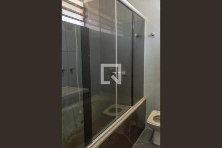 Casa à venda com 366m², 4 quartos e 2 vagas Casa à venda com 366m², 4 quartos e 2 vagasBanheiro da Suíte 1