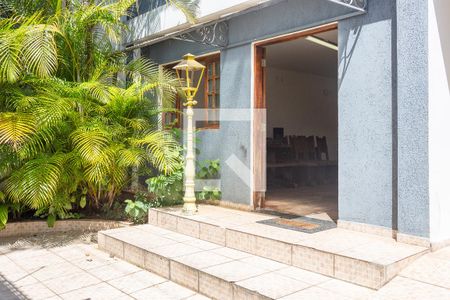 Casa à venda com 366m², 4 quartos e 2 vagas Casa à venda com 366m², 4 quartos e 2 vagasEntrada e Garagem