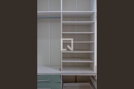 Casa à venda com 366m², 4 quartos e 2 vagas Casa à venda com 366m², 4 quartos e 2 vagasCloset da Suíte 1