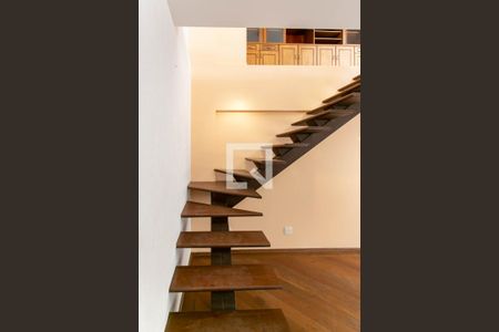 Apartamento à venda com 248m², 4 quartos e 4 vagas Apartamento à venda com 248m², 4 quartos e 4 vagasEscada