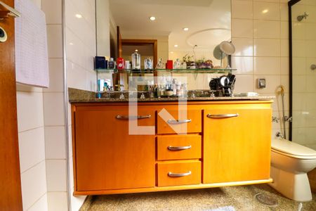 Apartamento à venda com 226m², 4 quartos e 4 vagasBanheiro da Suíte 2