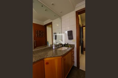 Apartamento à venda com 226m², 4 quartos e 4 vagasBanheiro da Suíte 1