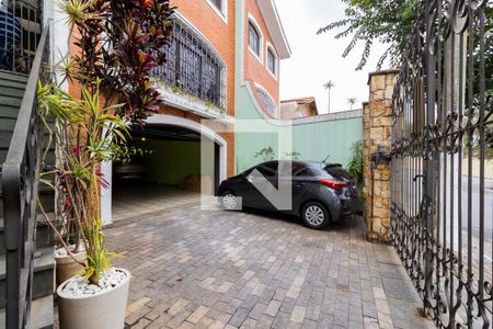 Casa à venda com 220m², 3 quartos e 6 vagasQuintal, Jardim e Garagem