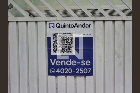 Casa à venda com 214m², 2 quartos e 3 vagas Casa à venda com 214m², 2 quartos e 3 vagasPlaquinha instalada no portão do imóvel