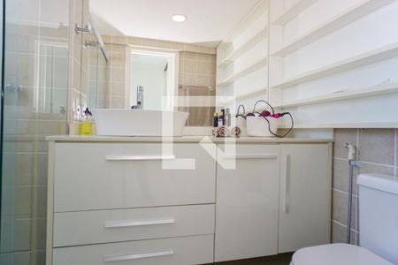 Apartamento à venda com 70m², 2 quartos e 2 vagas Apartamento à venda com 70m², 2 quartos e 2 vagasBanheiro da Suíte 1