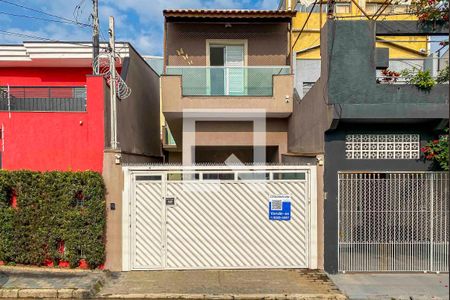Casa à venda com 153m², 2 quartos e 3 vagas Casa à venda com 153m², 2 quartos e 3 vagasFachada