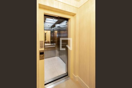 Apartamento à venda com 140m², 3 quartos e 2 vagas Apartamento à venda com 140m², 3 quartos e 2 vagasHall do Elevador