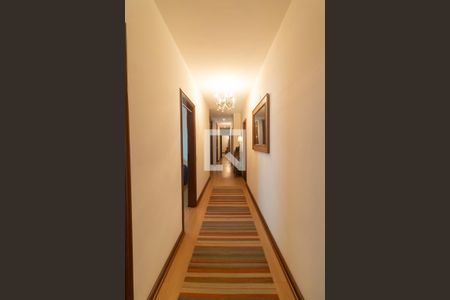 Casa à venda com 600m², 4 quartos e 5 vagas Casa à venda com 600m², 4 quartos e 5 vagasCorredor
