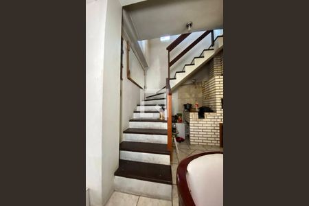 Casa à venda com 180m², 3 quartos e 3 vagasEscada