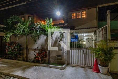 Casa de condomínio à venda com 180m², 3 quartos e 1 vagaFachada