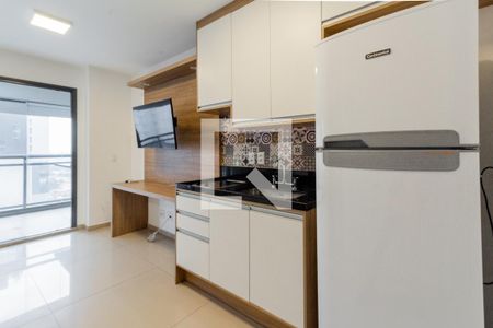 Geladeira e armários  de apartamento para alugar com 1 quarto, 32m² em Sumarezinho, São Paulo