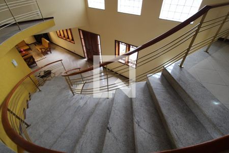 Casa à venda com 411m², 4 quartos e 5 vagasEscada