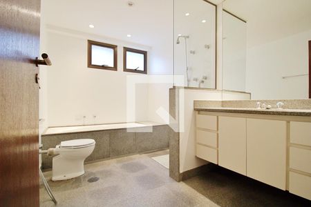 Apartamento à venda com 458m², 4 quartos e 3 vagas Apartamento à venda com 458m², 4 quartos e 3 vagasBanheiro da Suíte 1