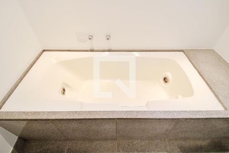 Apartamento à venda com 458m², 4 quartos e 3 vagas Apartamento à venda com 458m², 4 quartos e 3 vagasBanheiro da Suíte 1