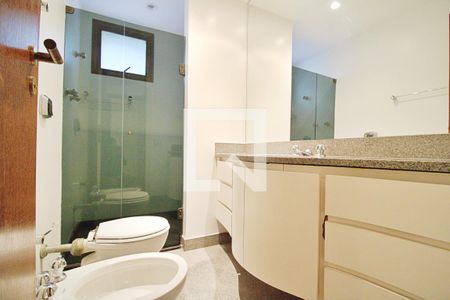 Apartamento à venda com 458m², 4 quartos e 3 vagas Apartamento à venda com 458m², 4 quartos e 3 vagasBanheiro da Suíte 2