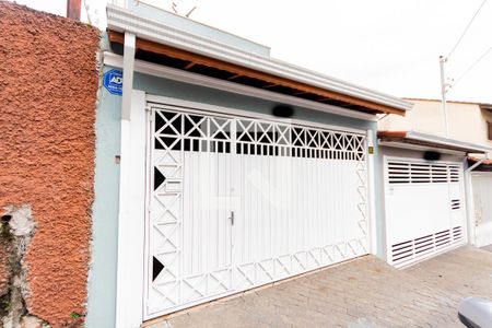 Casa à venda com 120m², 3 quartos e 2 vagas Casa à venda com 120m², 3 quartos e 2 vagasFachada