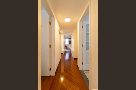 Apartamento para alugar com 200m², 5 quartos e 4 vagas Apartamento para alugar com 200m², 5 quartos e 4 vagasCorredor Dormitórios