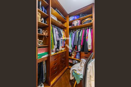 Apartamento para alugar com 200m², 5 quartos e 4 vagas Apartamento para alugar com 200m², 5 quartos e 4 vagasCloset da Suite 2