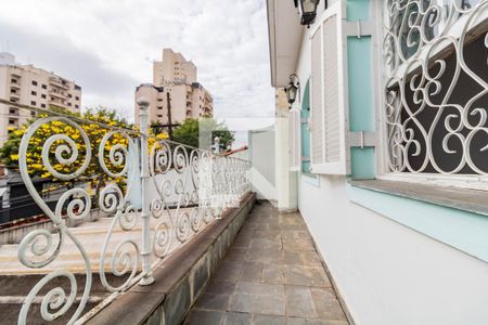 Casa à venda com 200m², 3 quartos e 2 vagas Casa à venda com 200m², 3 quartos e 2 vagasVaranda da suíte
