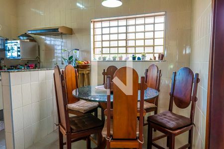 Casa à venda com 308m², 2 quartos e 5 vagasCozinha