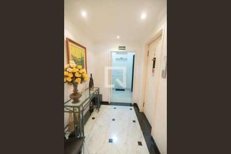 Apartamento à venda com 215m², 3 quartos e 2 vagas Apartamento à venda com 215m², 3 quartos e 2 vagasHall