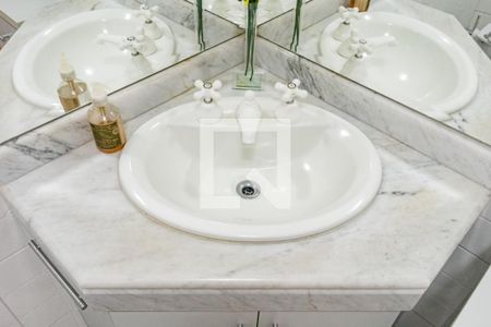 Apartamento à venda com 215m², 3 quartos e 2 vagas Apartamento à venda com 215m², 3 quartos e 2 vagasBanheiro Suite 1