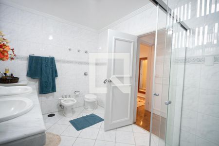 Apartamento à venda com 215m², 3 quartos e 2 vagas Apartamento à venda com 215m², 3 quartos e 2 vagasBanheiro Suite 2