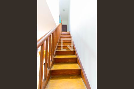 Casa à venda com 187m², 3 quartos e 4 vagas Casa à venda com 187m², 3 quartos e 4 vagasEscada