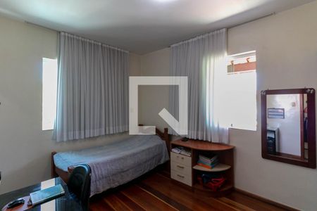 Casa à venda com 513m², 5 quartos e 6 vagasQuarto Suíte 2