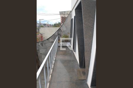 Casa à venda com 177m², 3 quartos e 2 vagas Casa à venda com 177m², 3 quartos e 2 vagasVaranda