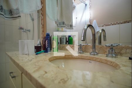 Casa à venda com 220m², 4 quartos e 4 vagasBanheiro da Suíte