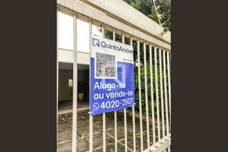 Casa à venda com 400m², 4 quartos e 4 vagas Casa à venda com 400m², 4 quartos e 4 vagasFachada